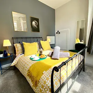 Apartment Beachside Bliss: Trendy Near, Bournemouth